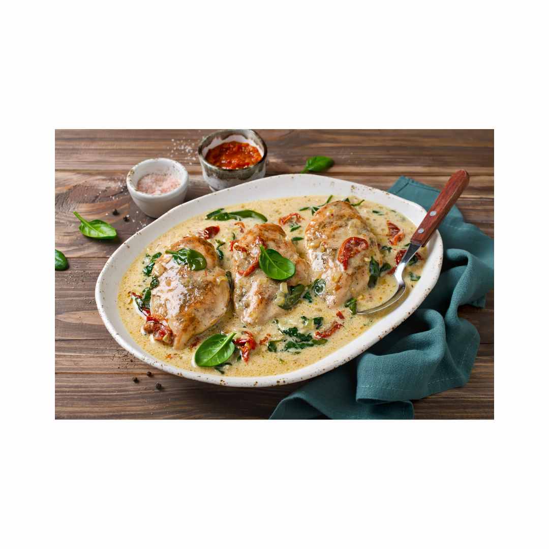 assiète avec des filets de poulets aux champignons